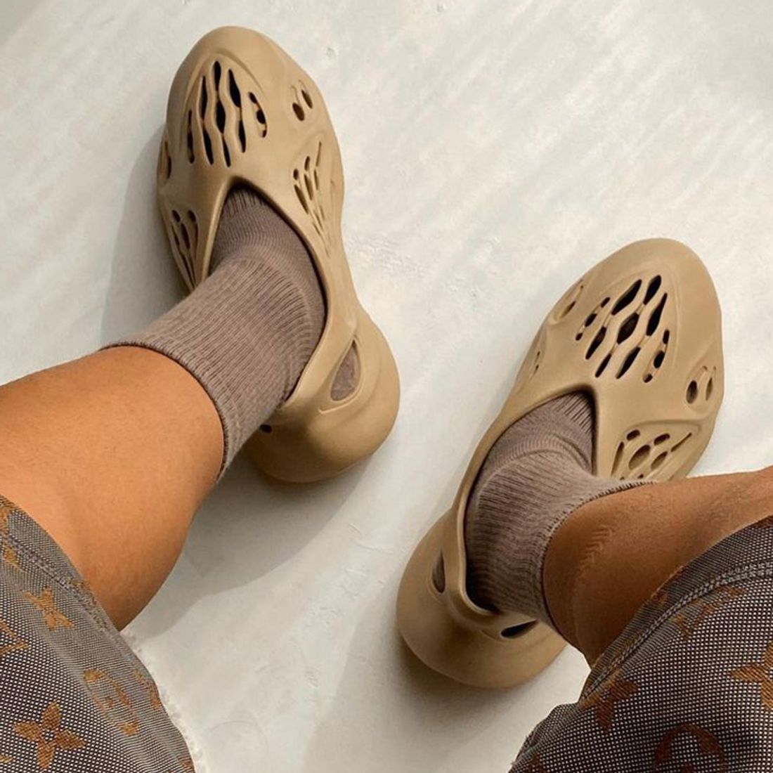 Yeezy Foam Rnnr Ochre: Odkryj niezrównany komfort i styl