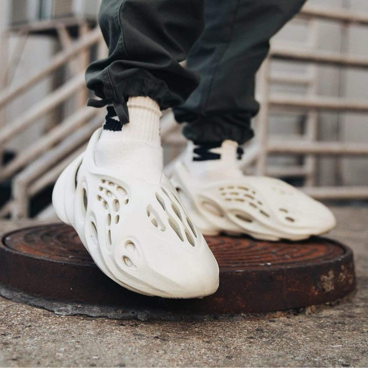 Yeezy Foam Rnnr Sand: Poznaj Komfort i Styl z Ikonicznym Obuwiem
