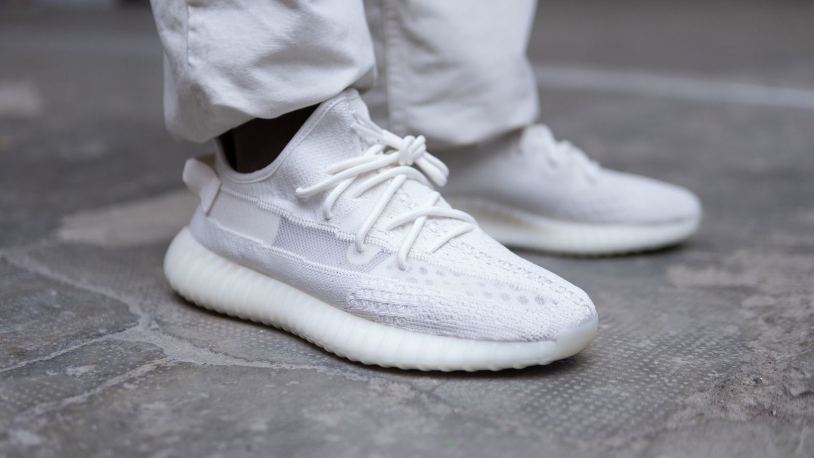Yeezy 350 Bone: Odkryj najnowsze zjawisko w świecie sneakerów