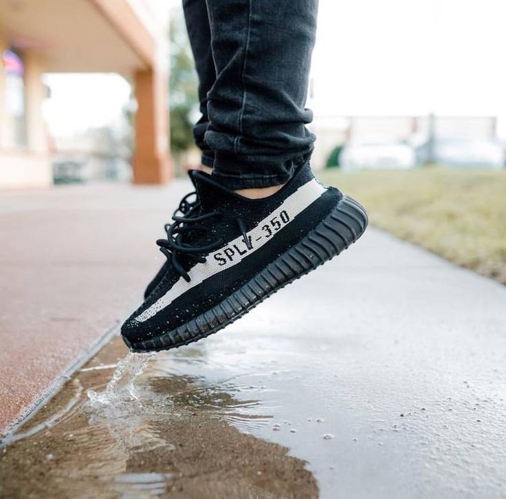 Ostateczny przewodnik po Yeezy 350 Oreo: Styl, Komfort i Niesamowite Szaleństwo na Punkcie Trampków