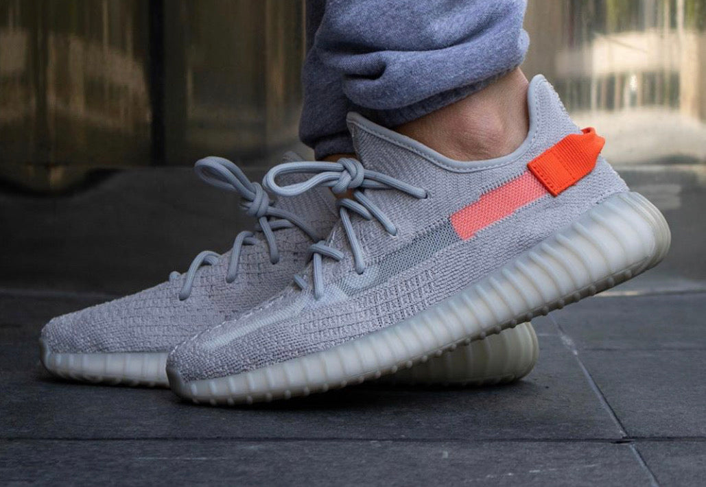 Yeezy 350 Tail Light: Odkryj idealne buty dla miłośników stylu