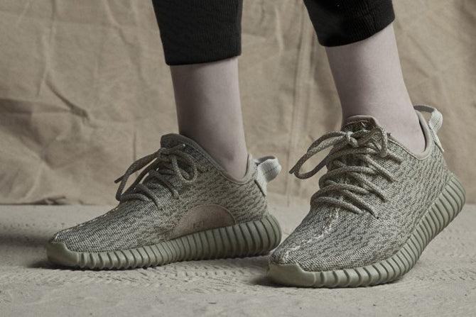 Yeezy 350 Moonrock: Modny i kultowy but dla miłośników sneakersów