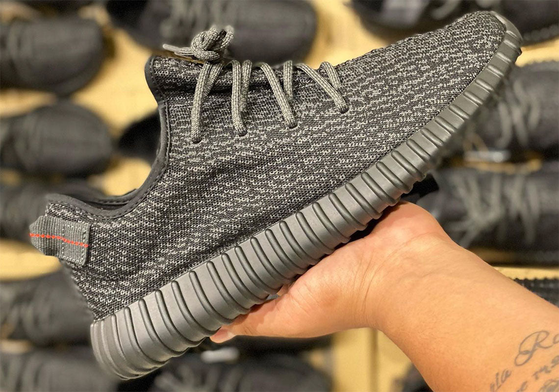Najlepszy przewodnik po Yeezy 350 Pirate Black: Połączenie stylu i komfortu