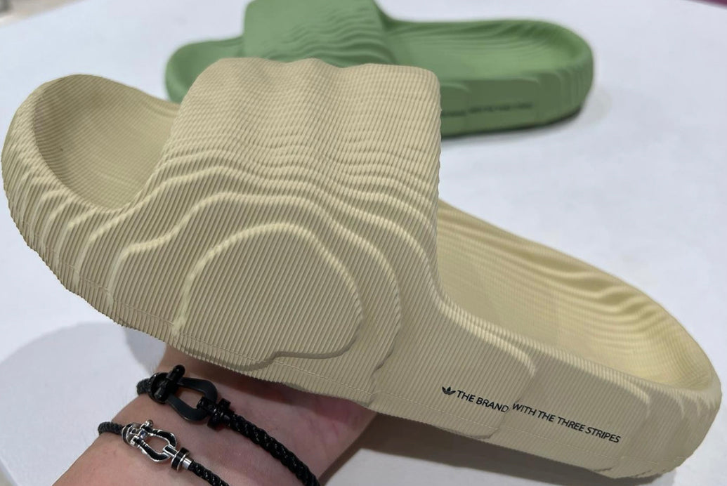 Adidas Adilette: Stylowe klapki na lato dla mężczyzn i kobiet