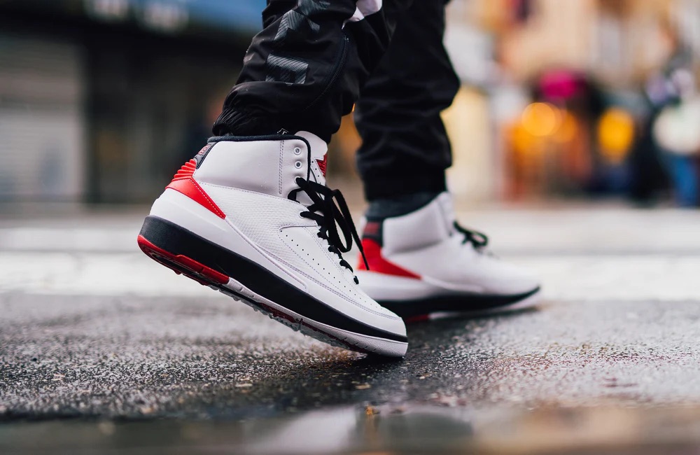 Air Jordan 2: Klasyczny but sportowy o ponadczasowym stylu