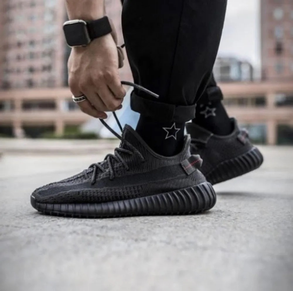 Odkrywając ikoniczne Yeezy 350 Black: ponadczasowe buty dla miłośników sneakerów