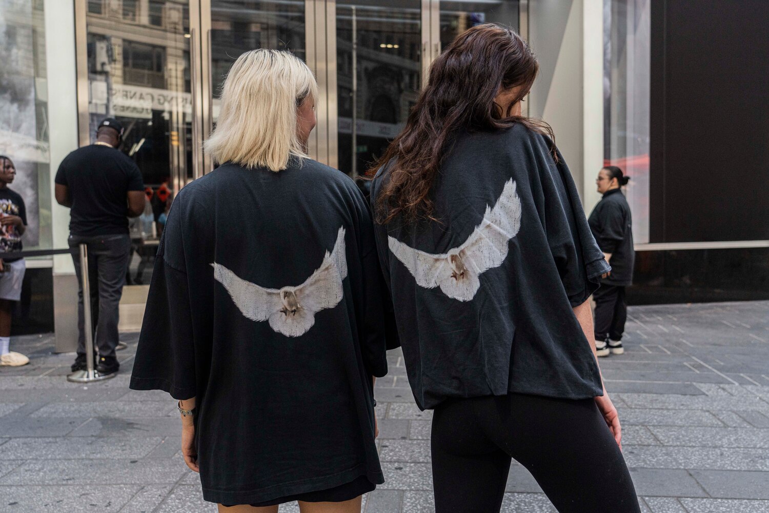 Bluzy Yeezy Gap Balenciaga - jak wpisują się w trendy 2024 roku